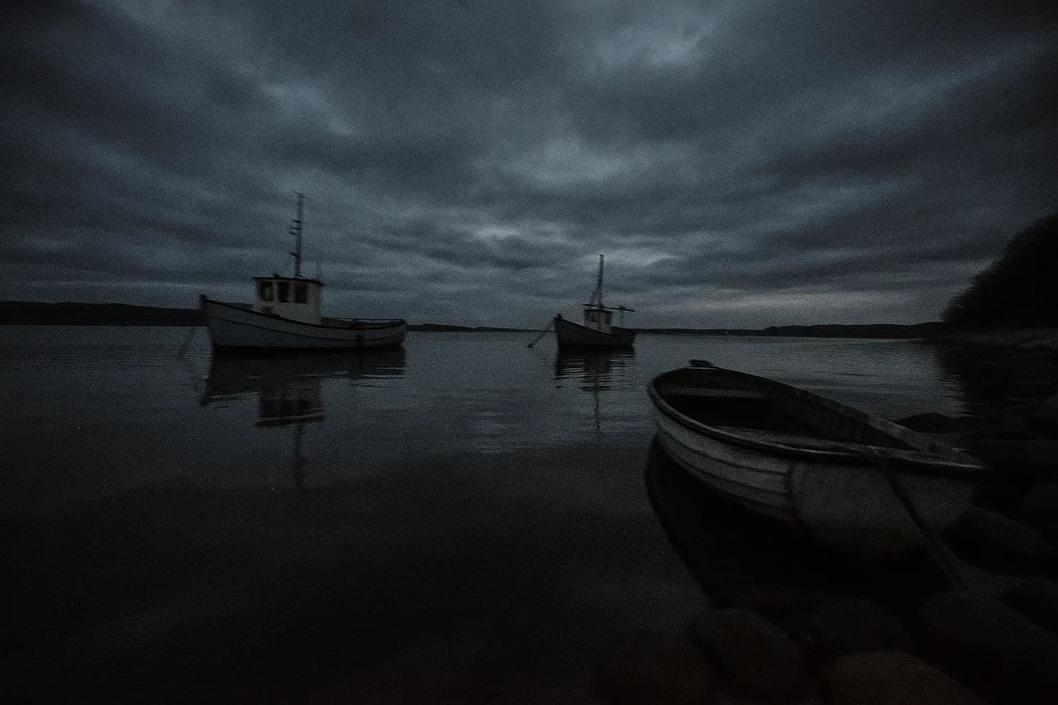A serene stretch of Horsens Fjord where fishing boats sit idly, capturing the contrasting tranquility against the weight of a dark history—the site where Marei Stephansen was found in 1997.